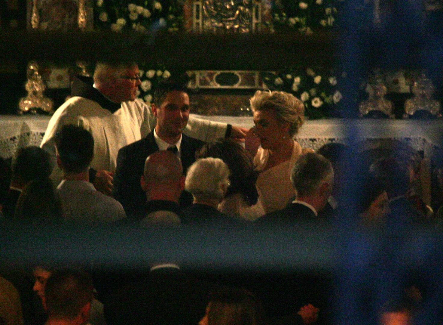  Na ceremoniji je bilo prisutno oko 50 članova obitelji i najbližih prijatelja, uključujući i mnoga poznata lica poput Barbare i Lukasa Nole, Senke Bulić, Ivanke Mazurkijević, Ksenije Marinković, Bojane Gregorić Vejzović i supruga Enesa Vejzovića sa sinom Raulom, tadašnjeg para Hrvoja Rupčića i Zrinke Cvitešić, Mirte Zečević, Ecije Ojdanić, Hane Hegedušić i Vedrana Mlikote.