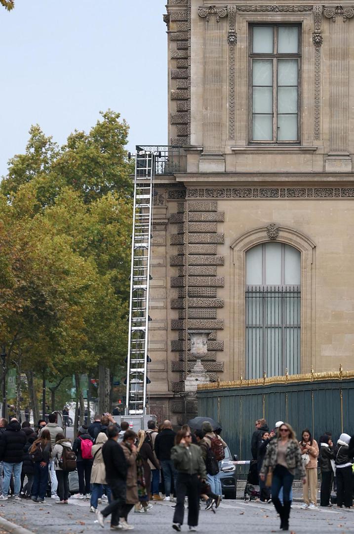 Najprije su razbili prozore, a onda ukrali "devet komada iz kolekcije nakita Napoleona i carice", navodi se u izvješću.