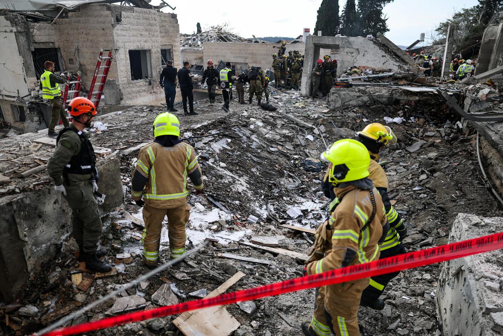"Vidjeli smo uništene domove, plamen i dim koji se dizao iz stambenih zgrada, razbijene automobile i značajan kaos na mjestu događaja. Vidjeli smo tri žrtve kako leže na tlu bez znakova života i morao sam ih proglasiti mrtvima na licu mjesta", kazao je zdravstveni djelatnik Dror Eini, kako prenosi BBC.