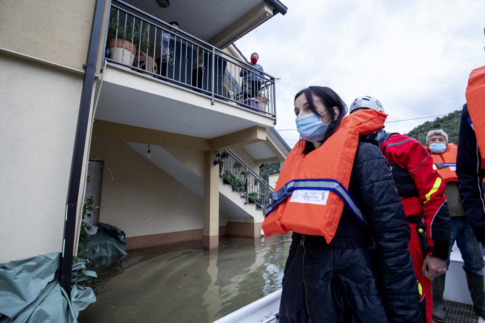 11.12.2020., Vrgorac, Kokorici - Ministrica poljopriverede posjetila je Kokorice, mjesto u kojem je poplava unistila brojne obiteljske kuce, a vodostaj i dalje raste. Nakon kratkih izjava, prosetala se mjestom i popricala s mjestanima. Na fotografiji ministrica poljoprivrede Marija Vuckovic.Photo: Miroslav Lelas/PIXSELL