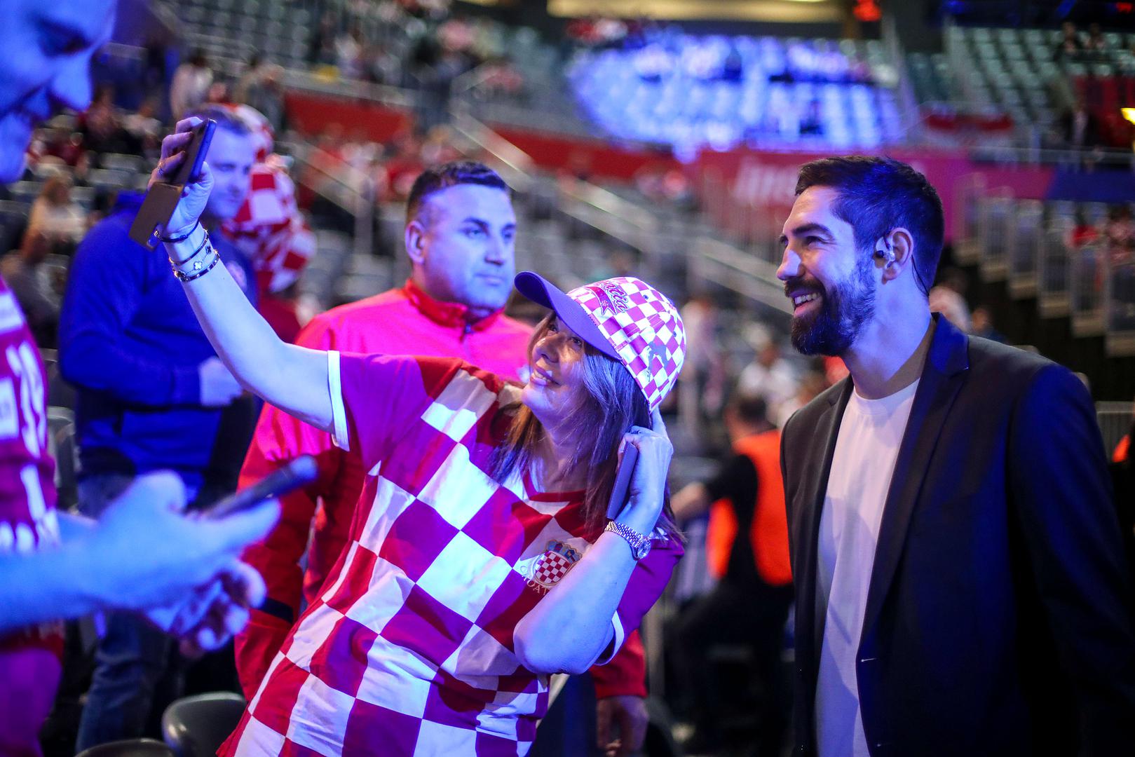 Tamo je bio i Nikola Karabatić, legendarni francuski rukometaš koji je stigao podržati Francuze, ali je poslao i poruku podrške Hrvatskoj.