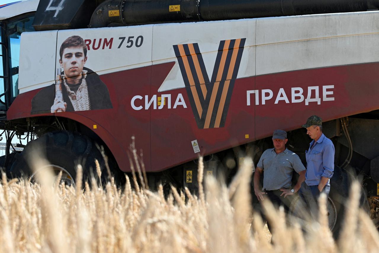 storyeditor/2022-07-13/2022-07-01T122700Z_1706347420_RC2Y2V90CWOJ_RTRMADP_3_UKRAINE-CRISIS-RUSSIA-FARMERS.JPG