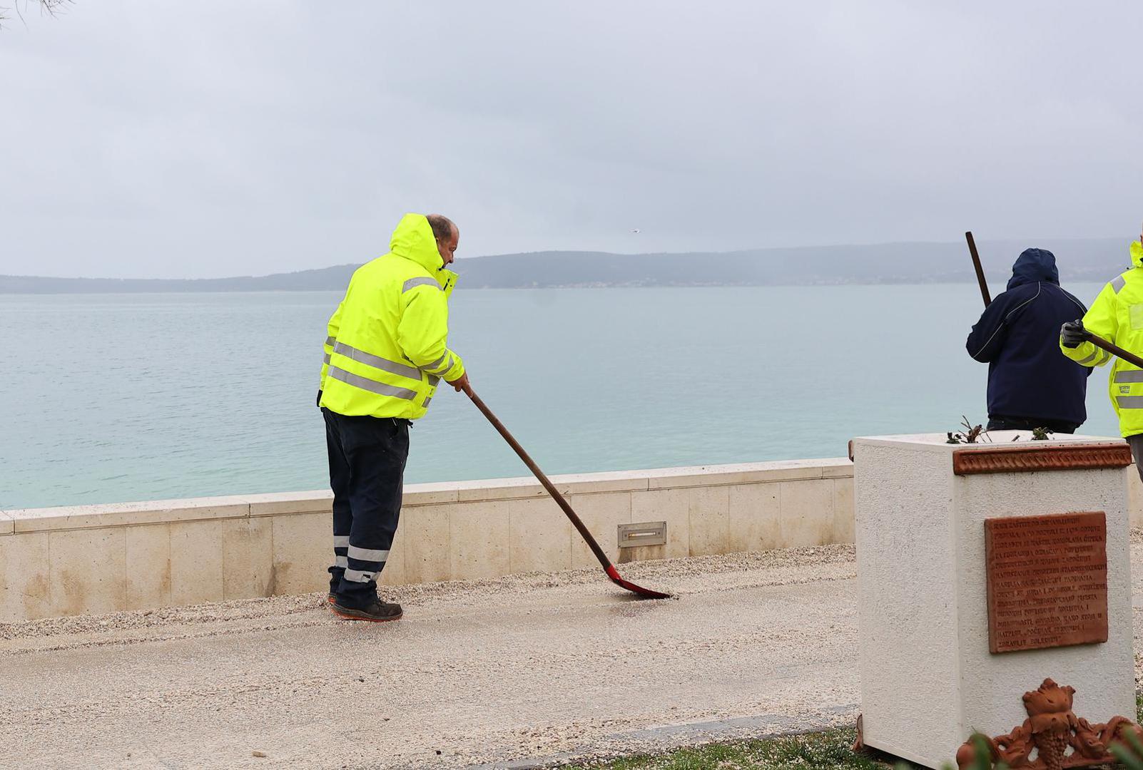 U Splitu su, uz visoku plimu, zabilježeni i jaki udari vjetra koji su u noći kod Palagruže stvarali valove do osam metara visine, a brzina juga dostigla je 130 kilometara na sat.