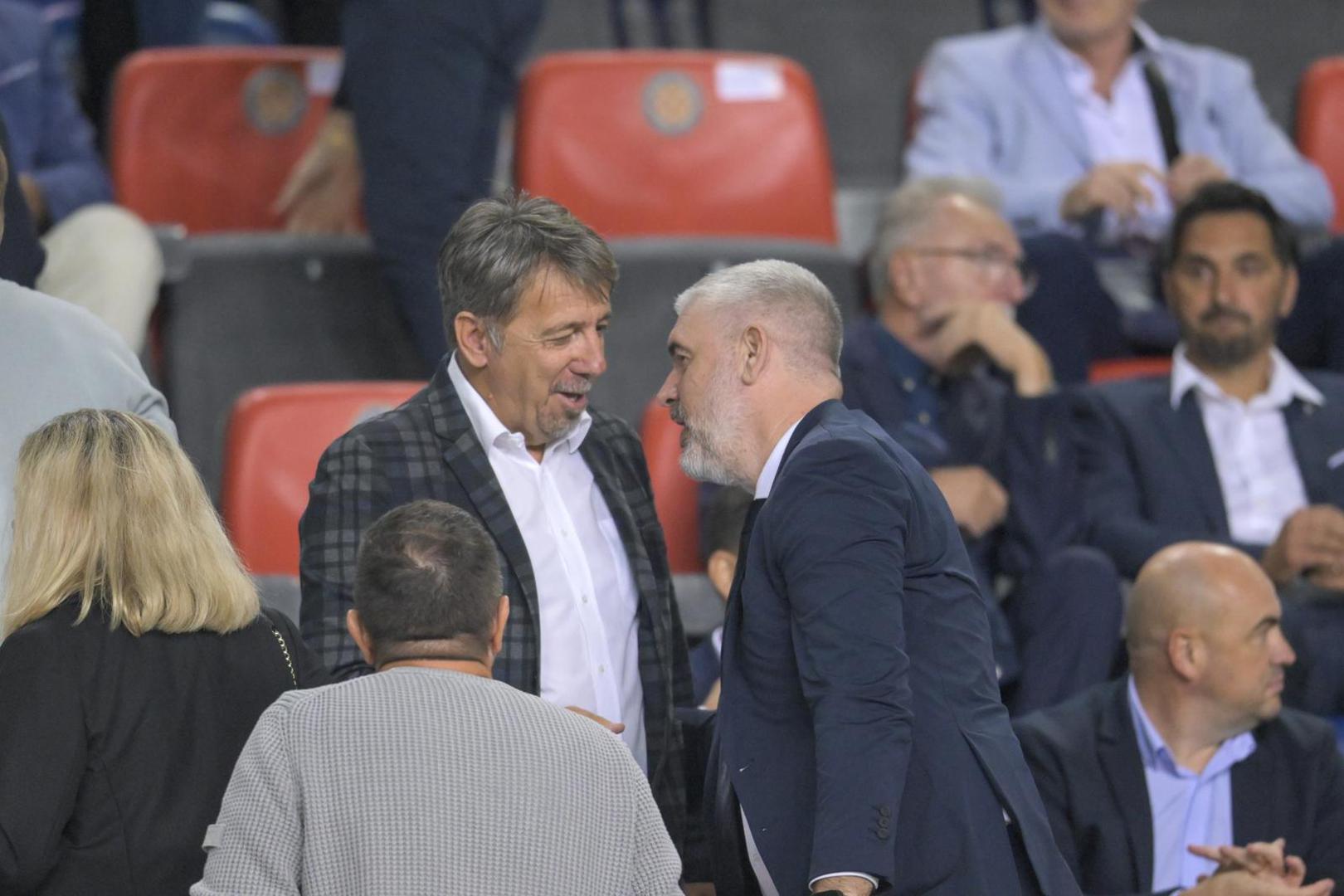 Dvoboj nije propustio niti Zoran Vulić koji se našao u društvu tehničkog direktora Stipe Pletikose. 