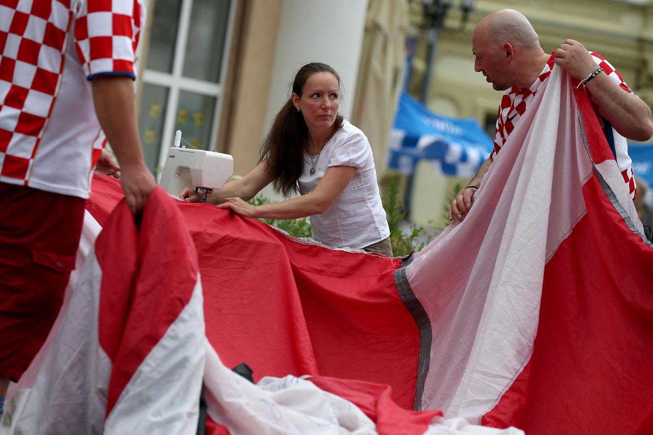 Hrvatski navijači u Nižnji Novgorodu i krojačica Ljuba
