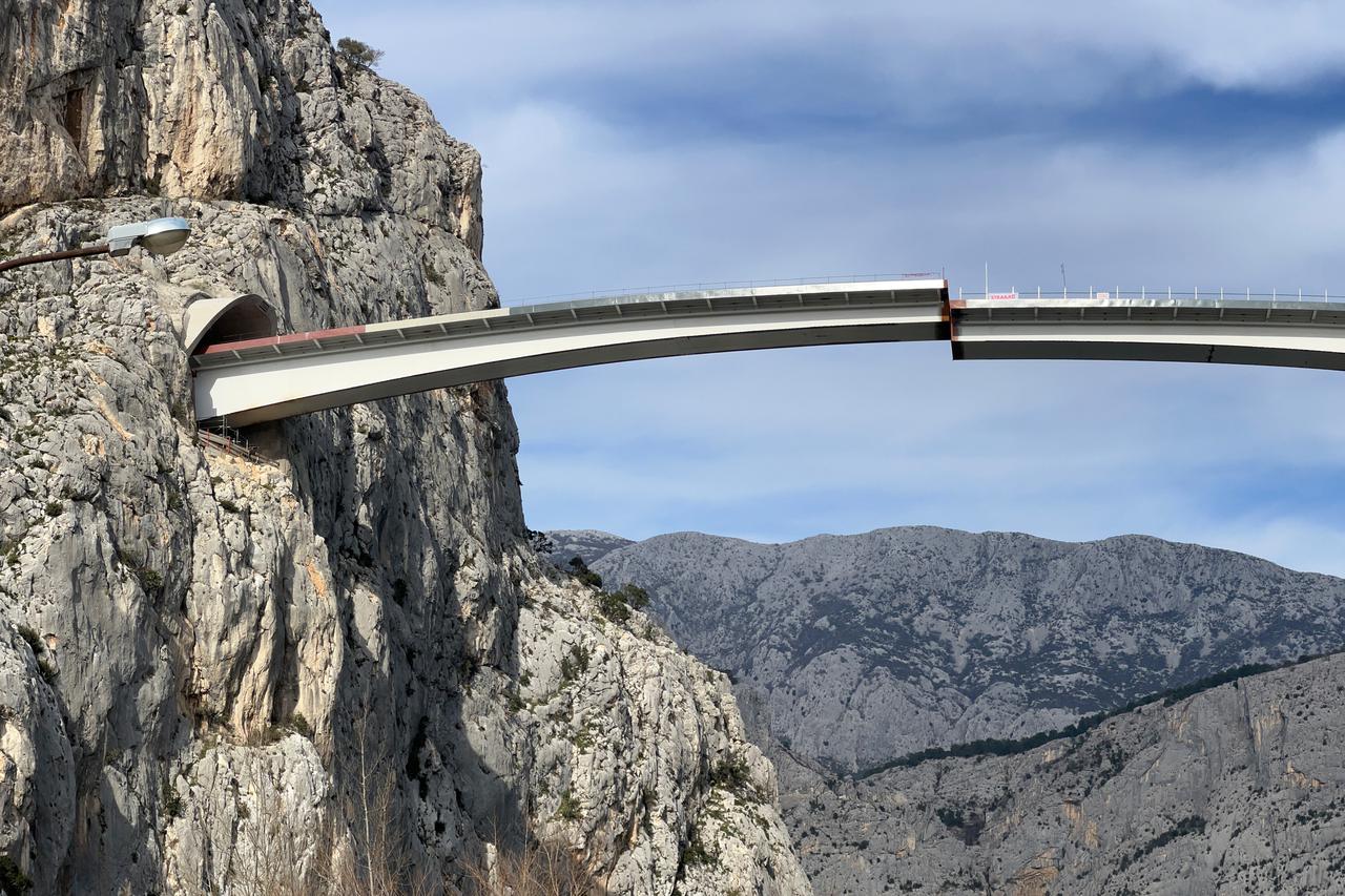 Most iznad Cetine kod Omiša od spajanja dijeli još nekoliko centimetara