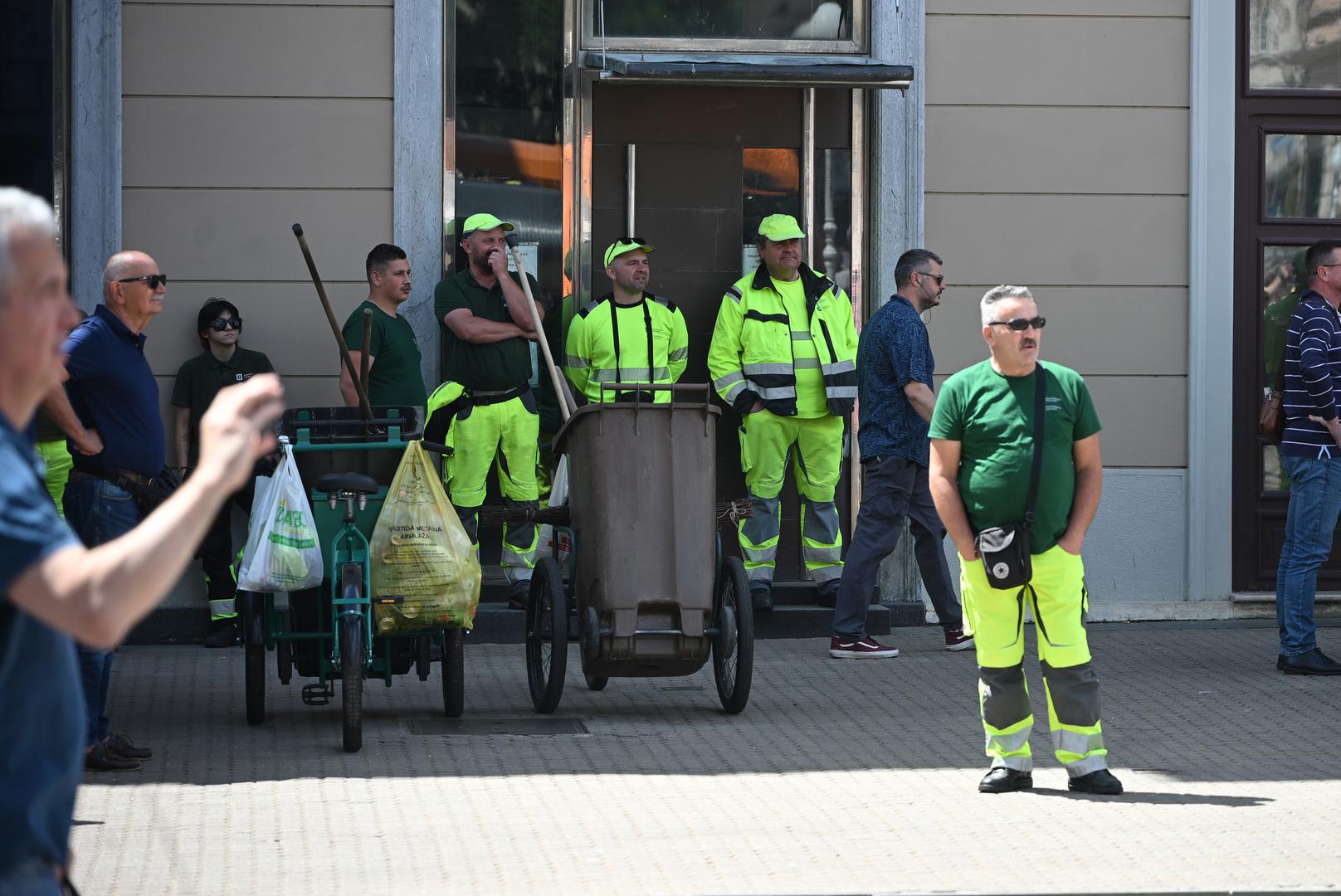 Kako nam je javila naša reporterka Hana Ivković Šimičić, tlo je bilo prepuno razbijenih boca i ostataka od pirotehnike, a sve je pokupljeno i krenulo je čišćenje s vodom. 