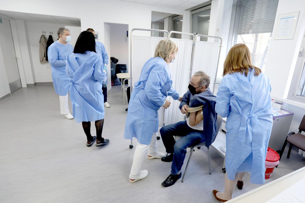 Zagreb: Cijepljenje građana u Domu zdravlja Centar u Runjaninovoj