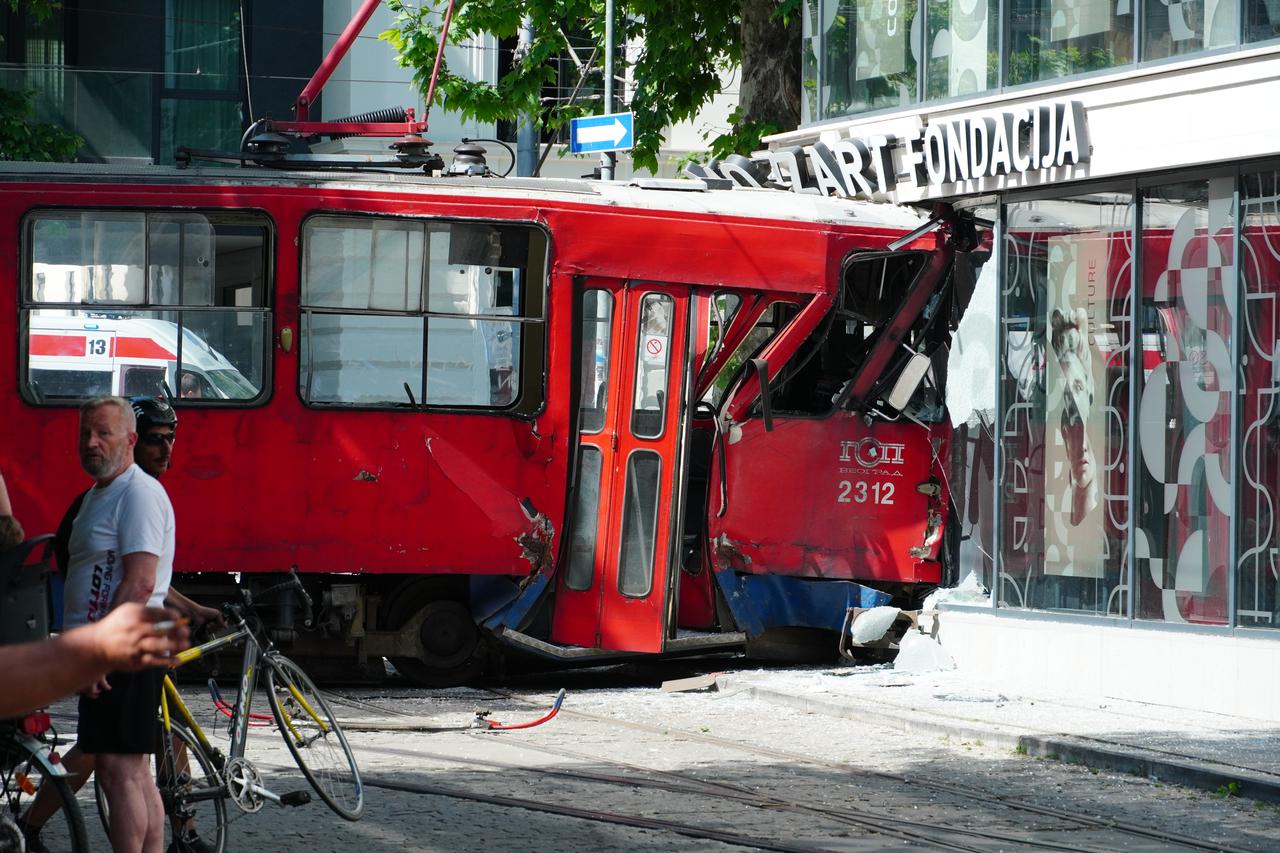 Beograd: Tramvaj izetio iz tračnica i udario u zgradu