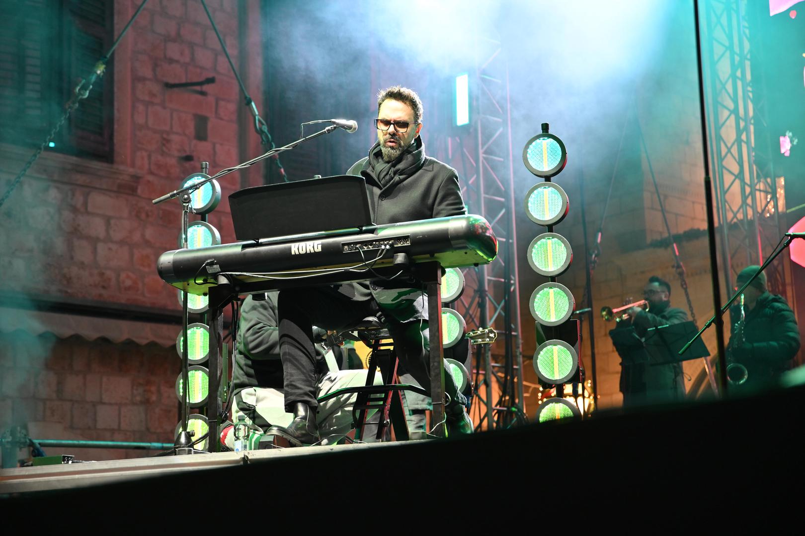 Štite oko od bliještanja i štetnog djelovanja svjetla, istovremeno zadržavajući optimalan balans između jasnoće vida i količine zatamnjenja.