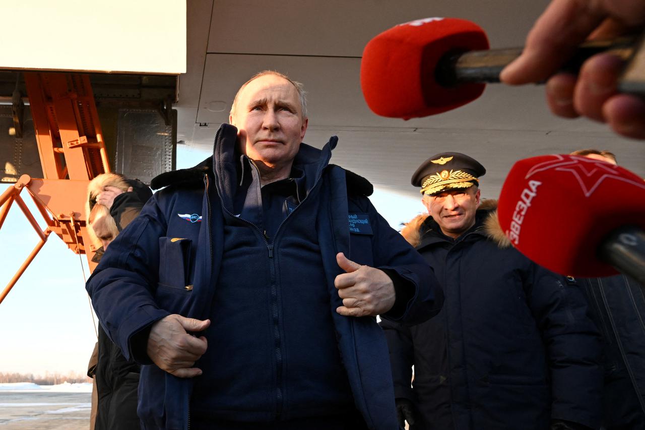 Russian President Putin flies on modernised Russian supersonic strategic bomber