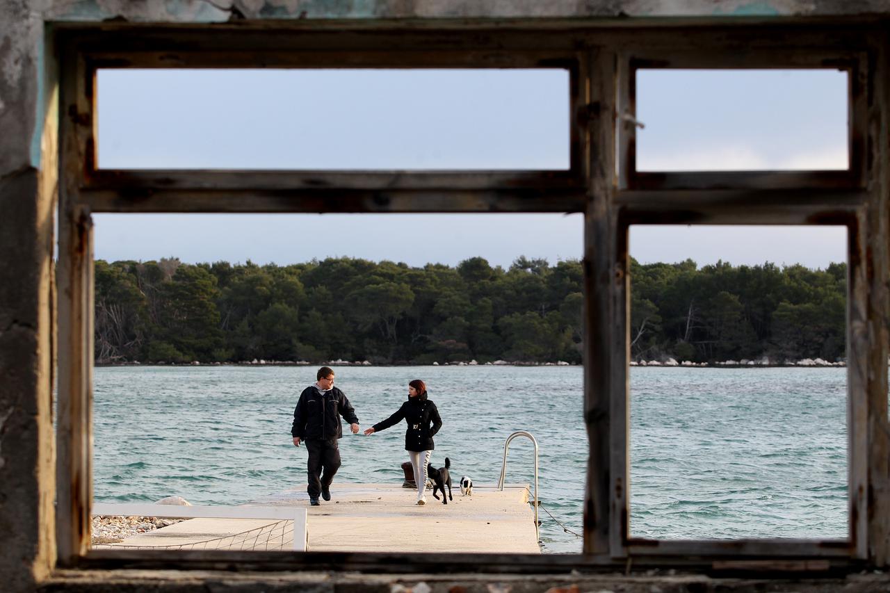 07.02.2017. Otok Molat- Reportaza o zivotu na otocima preko zime. Otok Molat. Toni Spanic zvani Ljubo sa zenom Antoneta. Photo: Boris Scitar/Vecernji list/PIXSELL