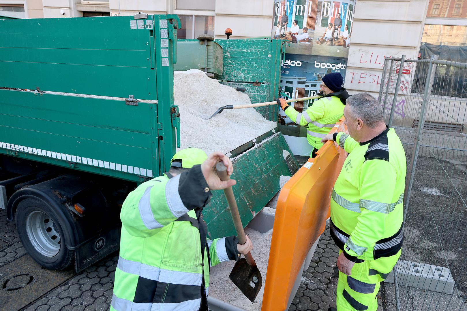 Radnici Čistoće danas su dopremili nove količine soli kako bi se pripremili za najavljeni novi hladni val. 