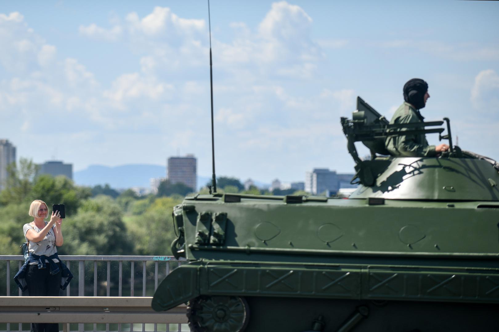 Svečanost će započeti prijavkom načelnika Glavnog stožera Oružanih snaga RH, general-pukovnika Tihomira Kundida, kojeg će primiti predsjednik Republike i vrhovni zapovjednik Zoran Milanović. Nakon toga, očekuje se zapovijed: “Neka mimohod krene!”