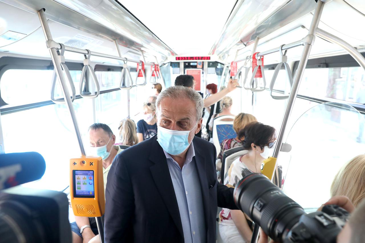 Zagreb: Nakon potresa centrom grada počeli voziti tramvaji, a Bandić se vozio jedanaesticom