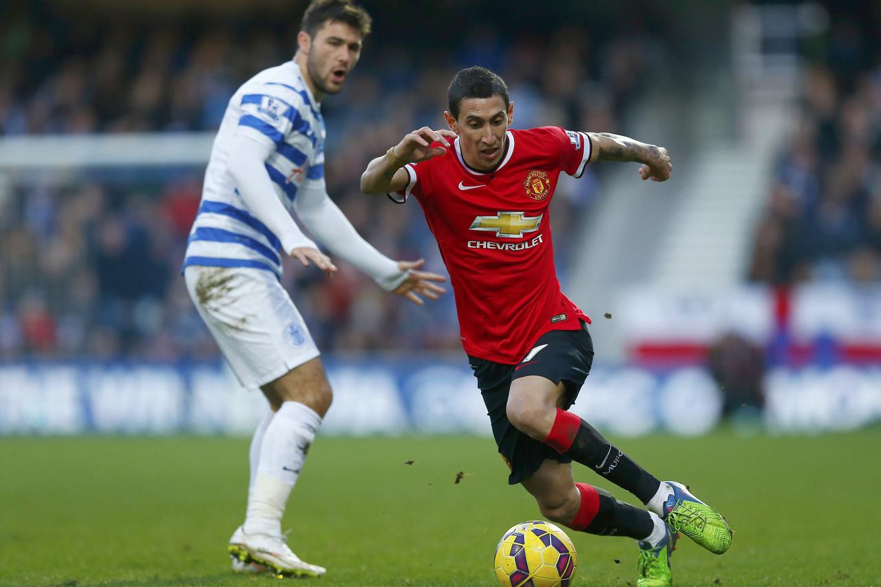 Manchester United's Angel Di Maria (R) runs with the ball past Queens Park Rangers' Charlie Austin during their English Premier League soccer match, at Loftus Road in London January 17, 2015.     REUTERS/Eddie Keogh (BRITAIN  - Tags: SOCCER SPORT) FOR EDI