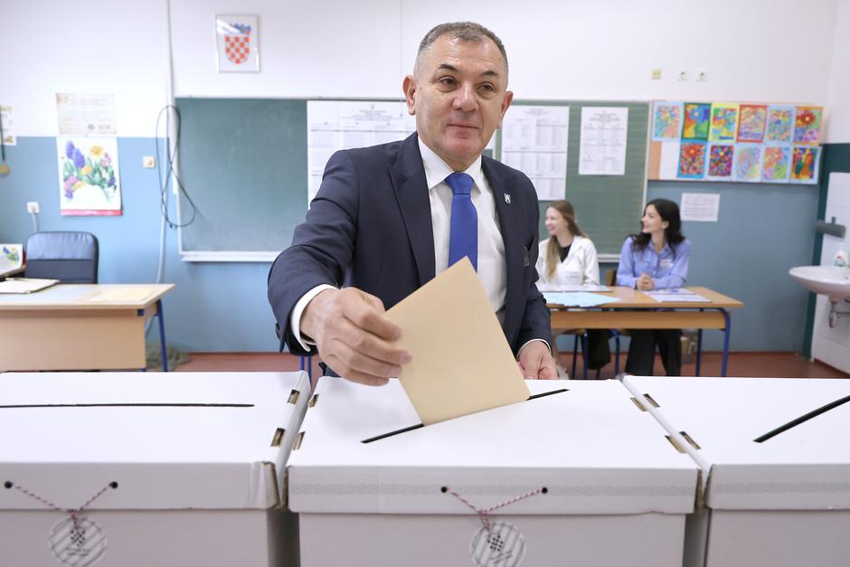 Zagreb:  Ivica Lovrić glasovao u Osnovnoj školi Brestje