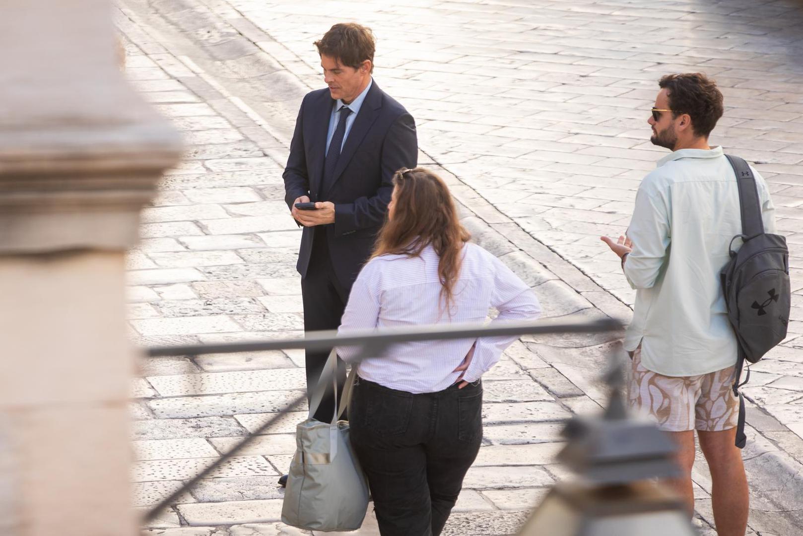 Marsden se pred kamerama pojavio u elegantnom tamnoplavom odijelu, a fotoreporteri su zabilježili nekoliko trenutaka s radne atmosfere na dubrovačkim lokacijama.