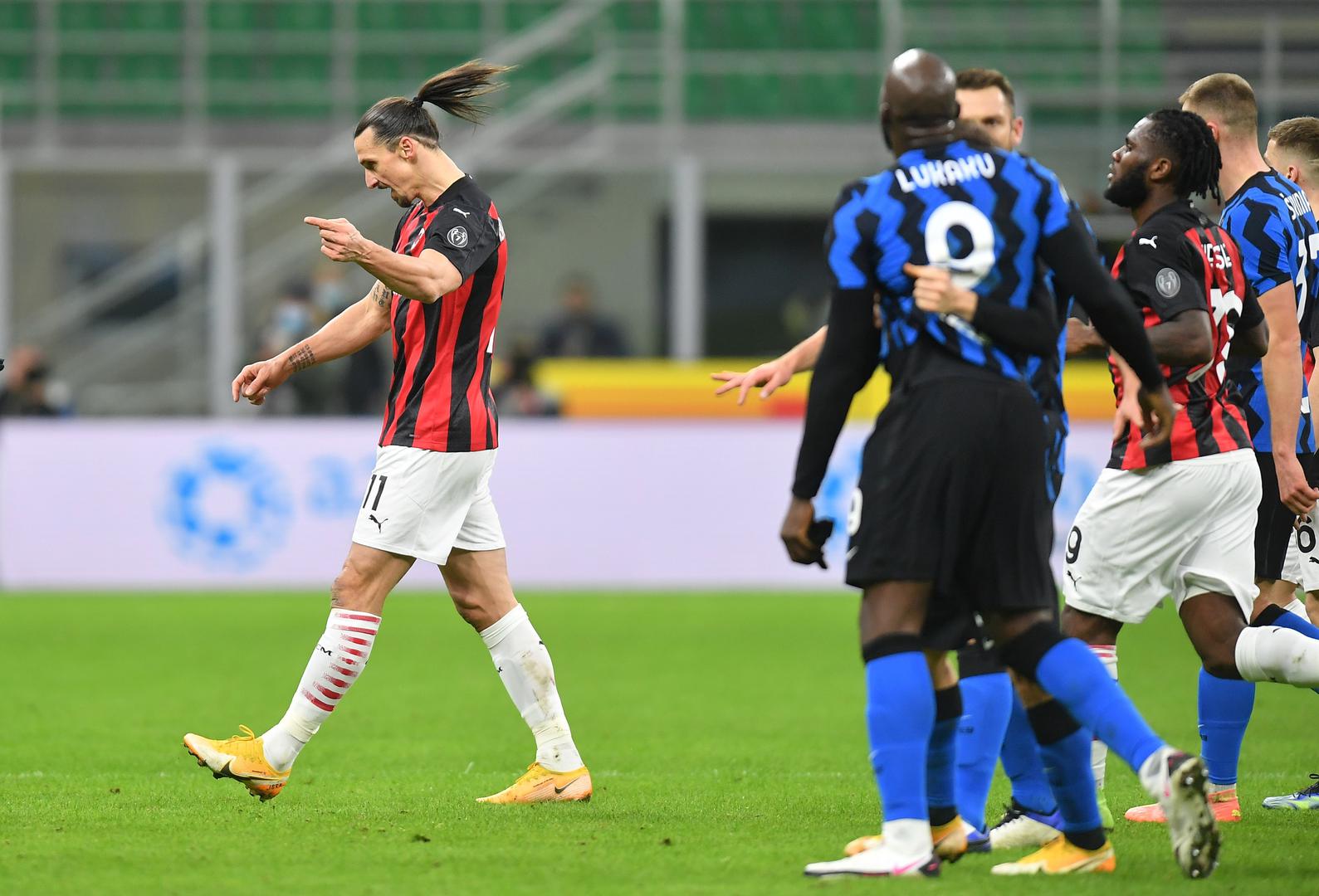 Coppa Italia - Quarter Final - Inter Milan v AC Milan Soccer Football - Coppa Italia - Quarter Final - Inter Milan v AC Milan - San Siro, Milan, Italy - January 26, 2021 AC Milan's Zlatan Ibrahimovic clashes with Inter Milan's Romelu Lukaku REUTERS/Daniele Mascolo DANIELE MASCOLO
