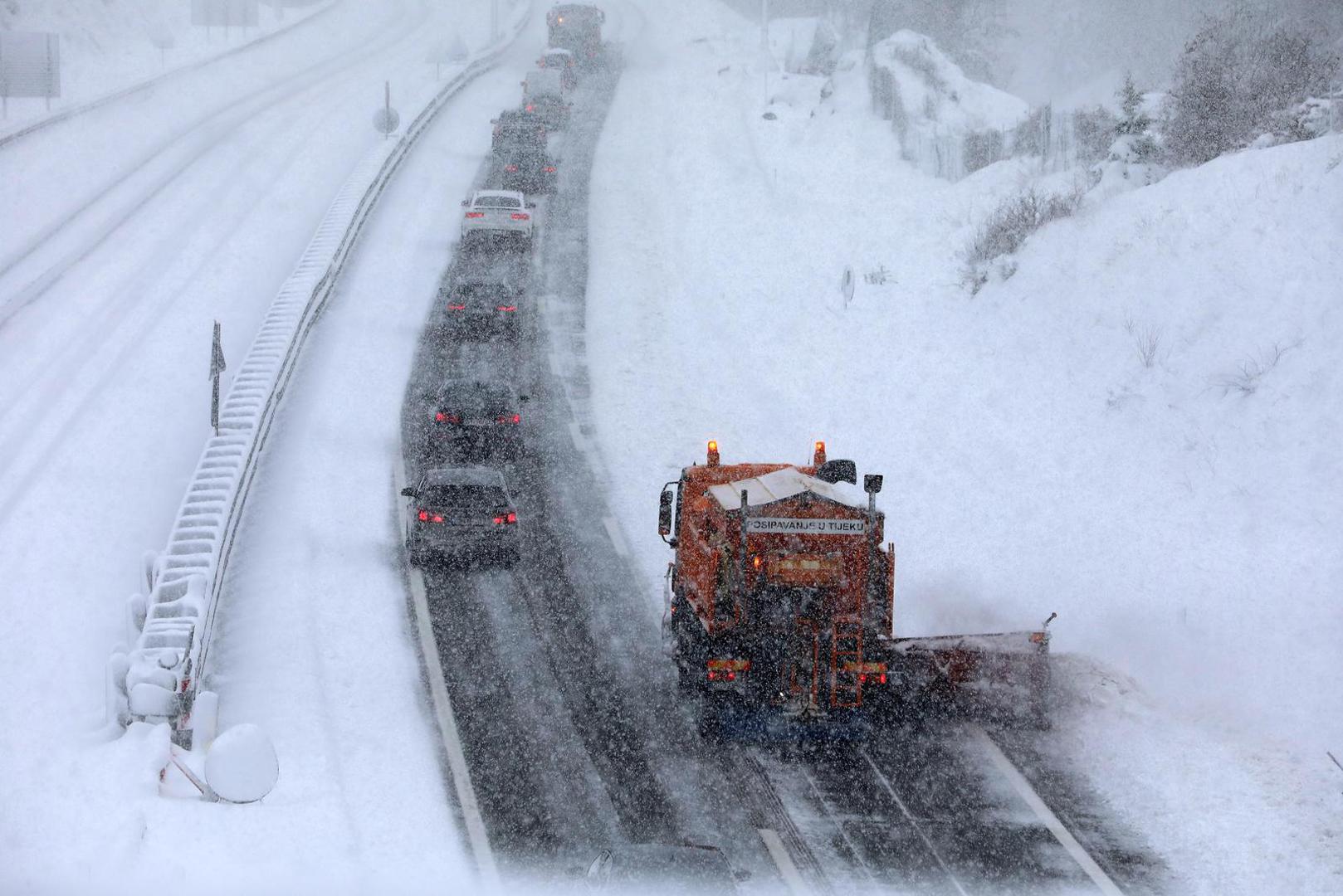 Snijeg je brojne vozače danas uhvatio nespremne pa su se na nekim cestama stvarale gužve.