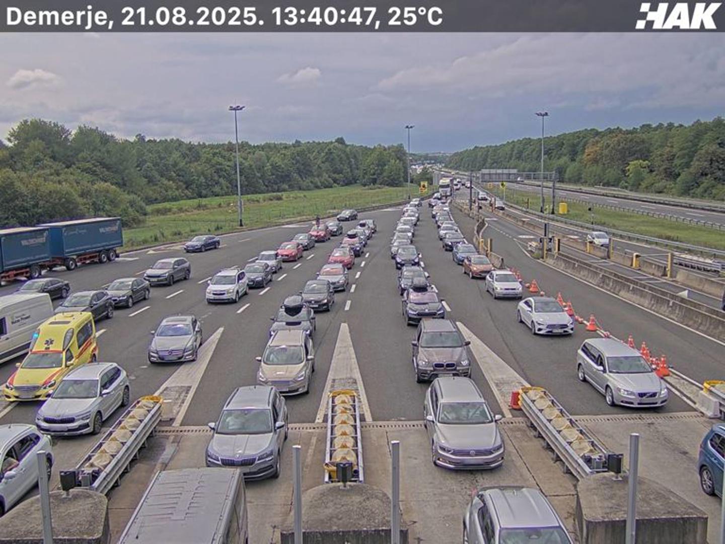 "Očevid je u tijeku i promet se odvija otežano zaustavnom trakom", kažu u policiji.