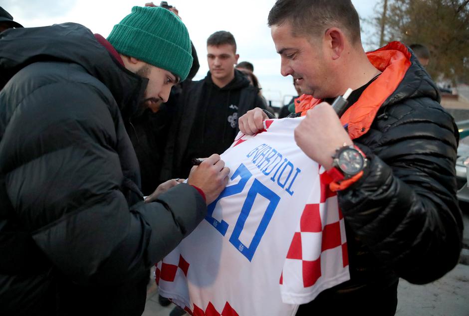 Novigrad: Mještani dočekali Vatrenog Joška Gvardiola koji im je podijelio autograme 