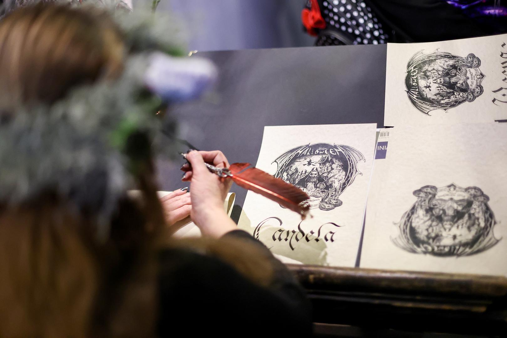 Jedna od prostorija odvest će vas i u svijet vila za koje se vjerovalo kako su bile u velikoj zavadi s ljudima i to zbog coprnica koje su iz pakosti u proljeće sjekle polja zvončića te cvjetove prodavale na tržnicama. Ta su nedjela podvaljivale ljudima, a vilinski urok i bijes za takvo svetogrđe strašan je za onoga koga dostigne