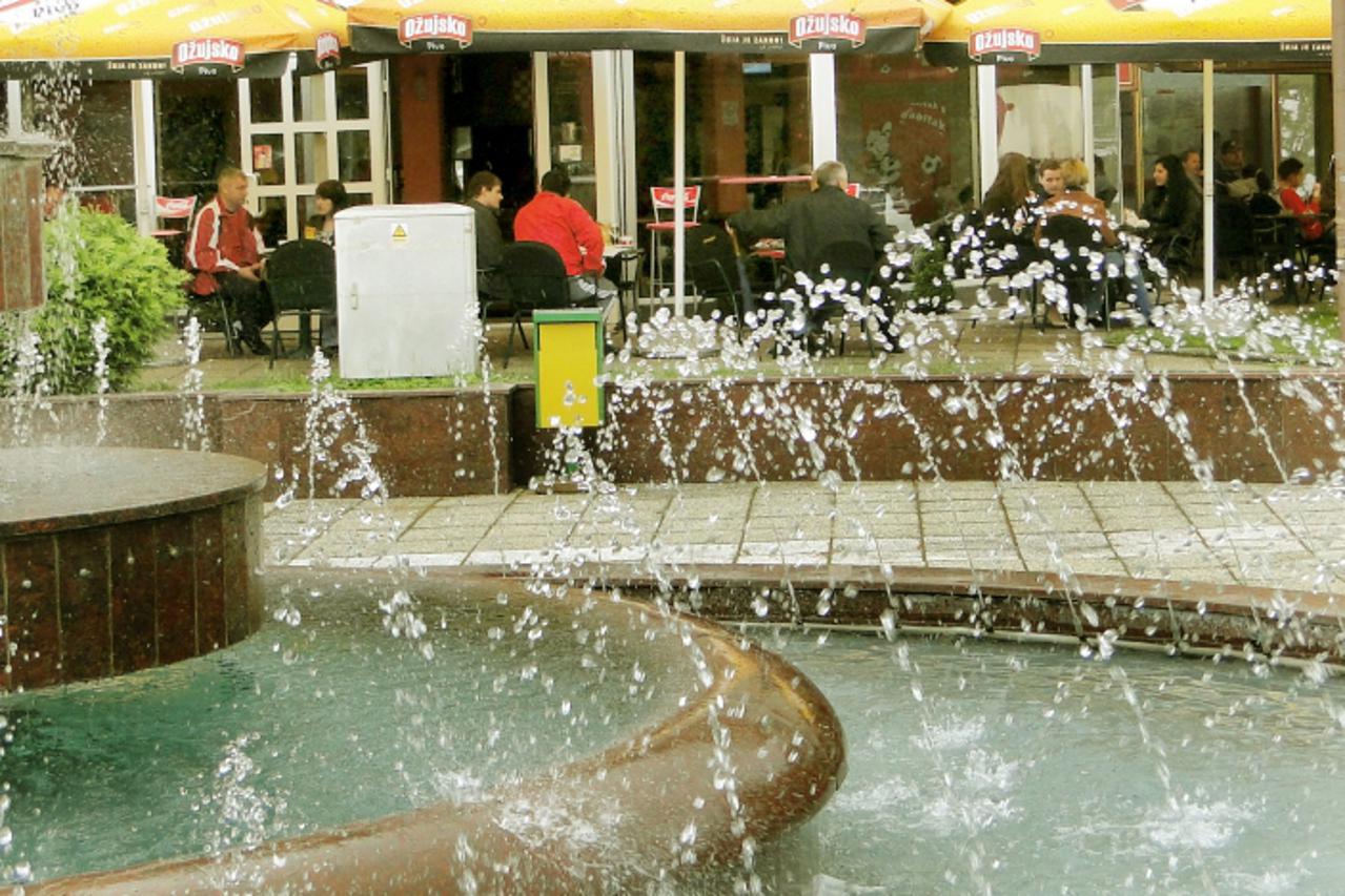 \'podravina - 210510-slatina - u slatinskim kaficima jucer su gradjani uz kavu prepricavali i predstojece dopunske izbore  snimio Dragutin Santosi/vecernji list                         \'