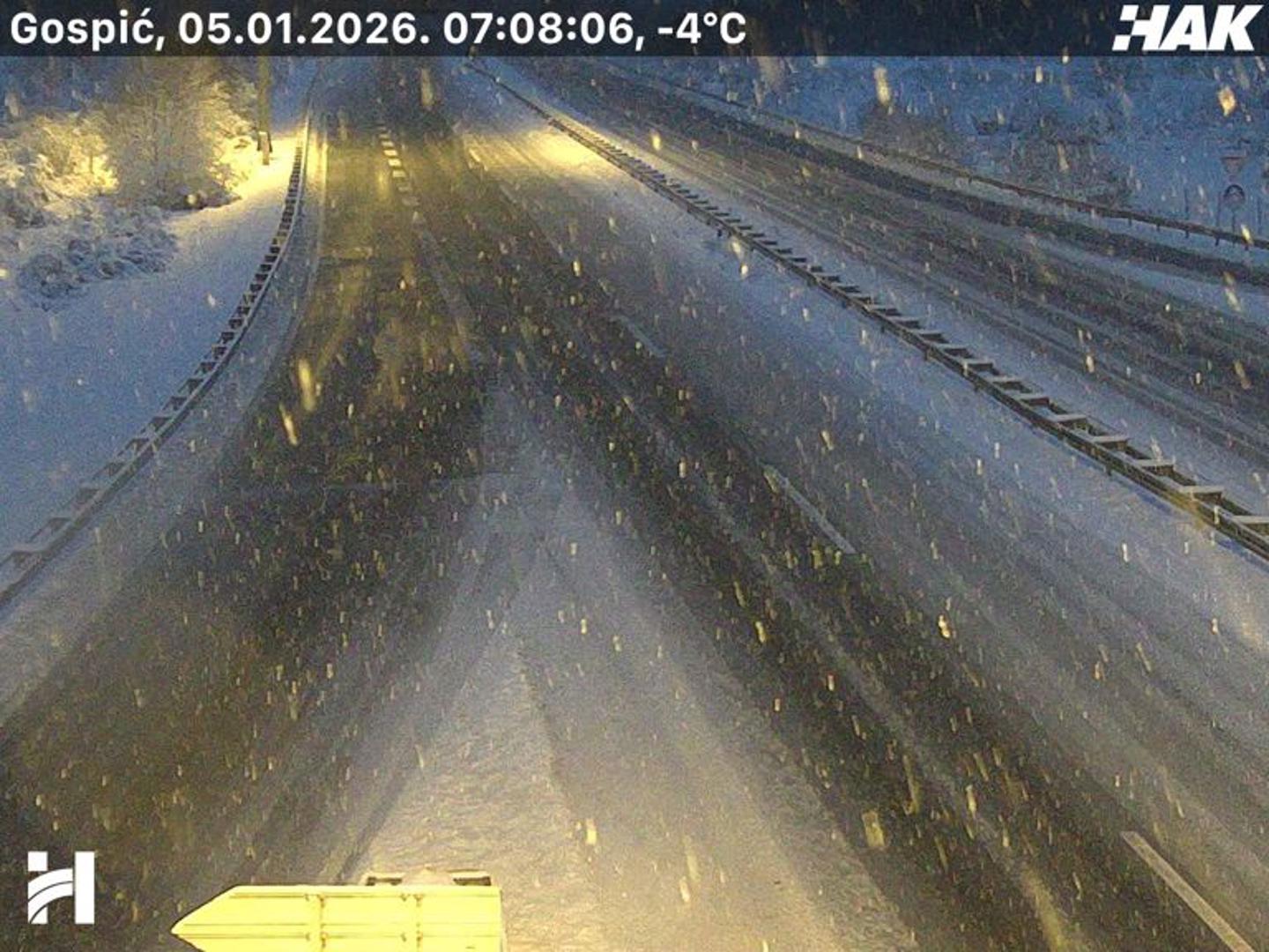 Naime, zbog prometne nesreće autocesta A1 Zagreb-Split-Dubrovnik između čvorova Rovanjska i Sveti Rok u smjeru Zagreba zatvorena je za sav promet. 