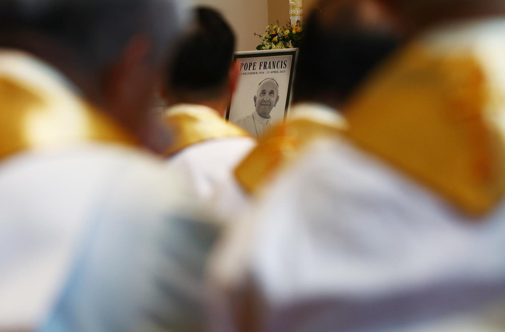 Ruke sklopljene u tihu molitvu, krunice i vapaj prema nebu