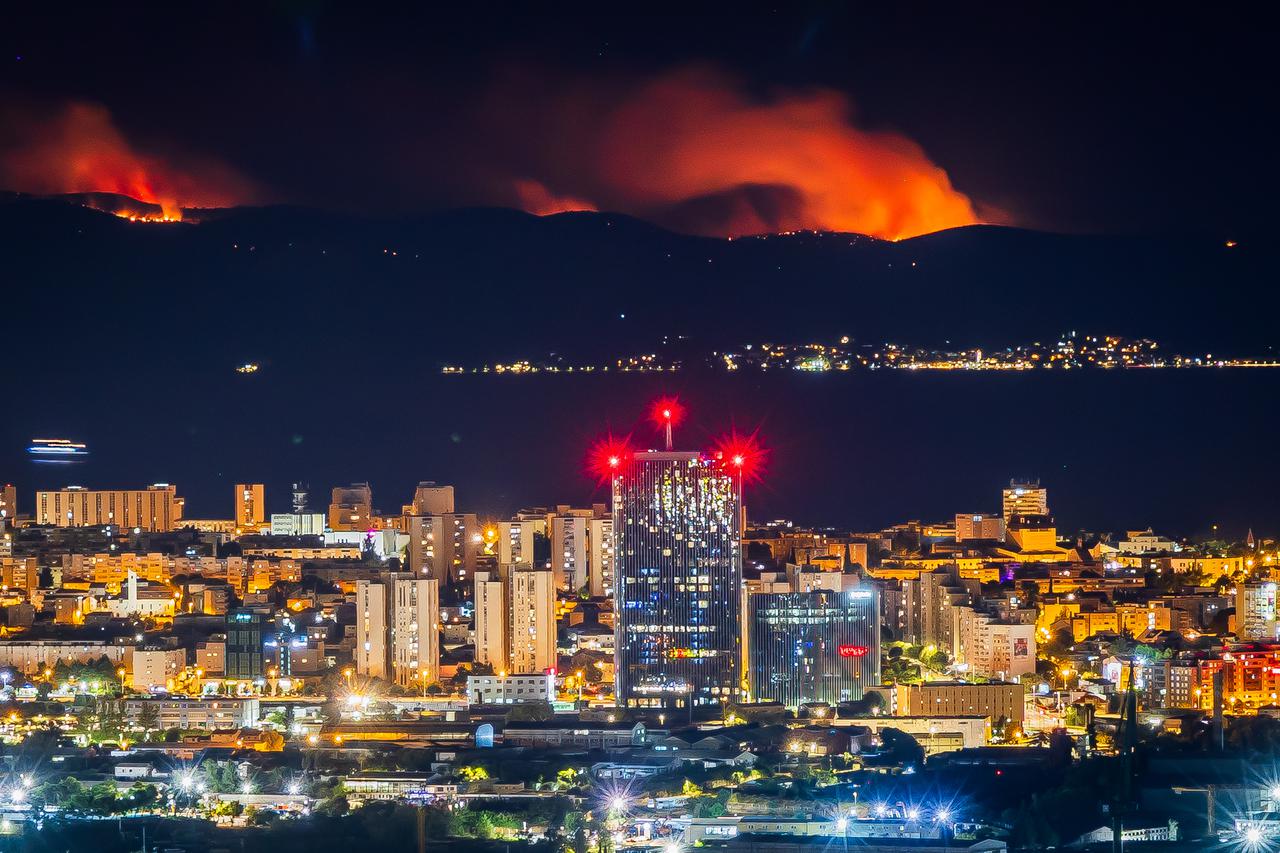 Kozjak - Pogled na Split i požar na Braču. 