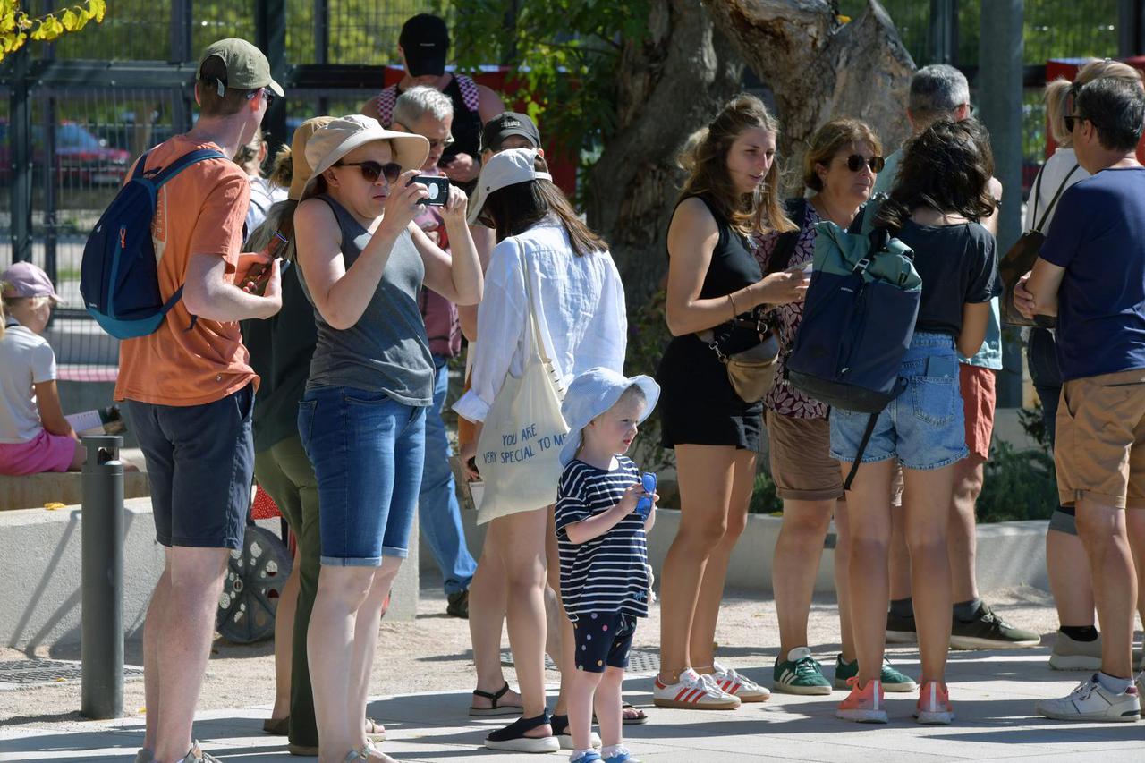 Skradin: Iako je sezona na izmaku veliki broj turista odlazi brodovima u NP Krka