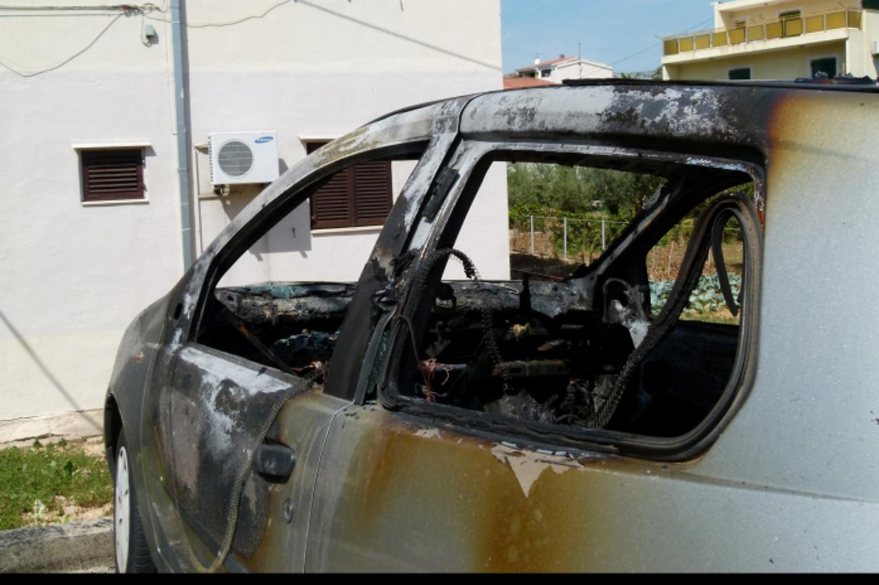 '01.09.2011., Split - Fiat Punto zagrebackih registarskih tablica planuo je nocas u naselju Brda. Nepoznata je osoba razbila staklo i potpalila automobil na parkingu pored obiteljske kuce. Photo: Ivo 