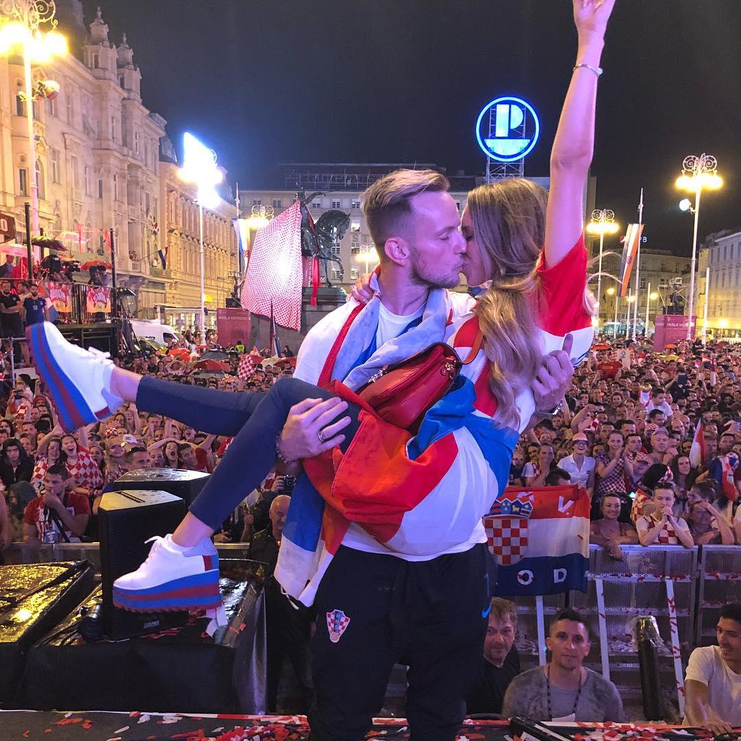 Ivan Rakitić objavio je fotografiju na kojoj se na pozornici ljubi sa suprugom Raquel.