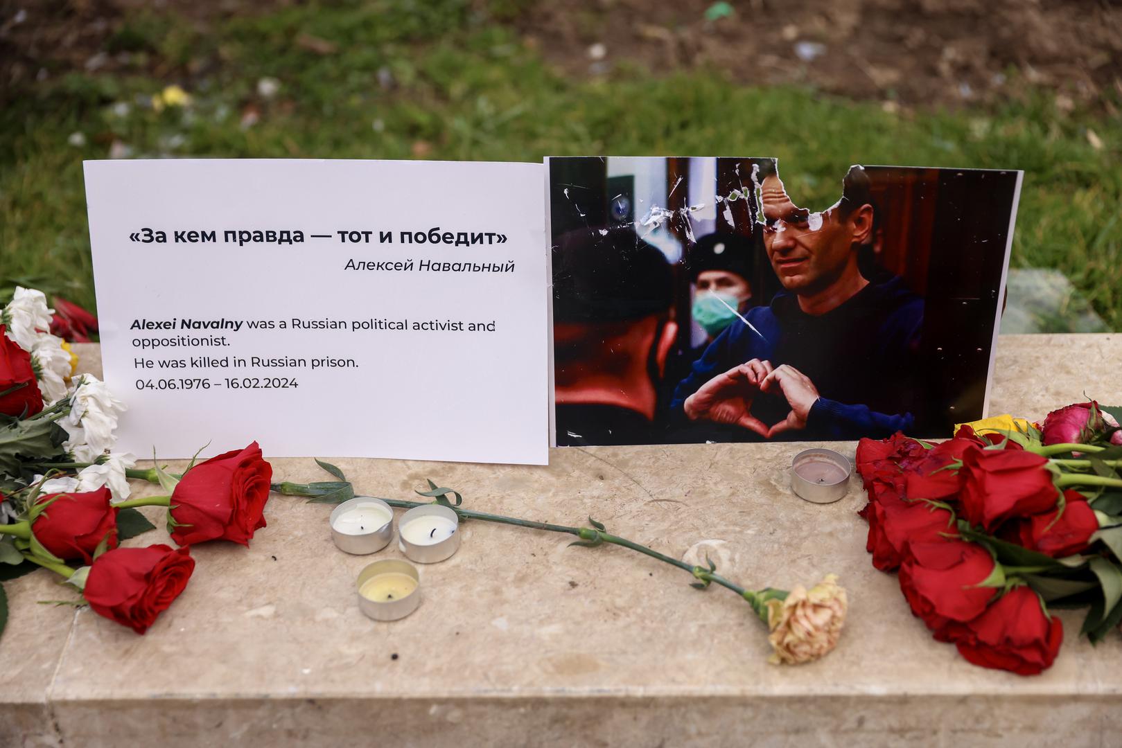 Zapaljene su svijeće, a uz fotografiju Navaljnog na ruskom je napisat citat: "Pobijedit će onaj koji slijedi istinu". 

