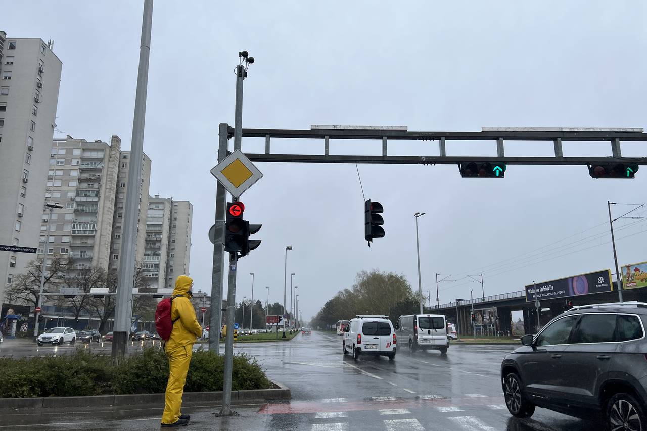 Zagreb: Vjetar isčupao semafor na raskršću Branimirova -  Hainzelova