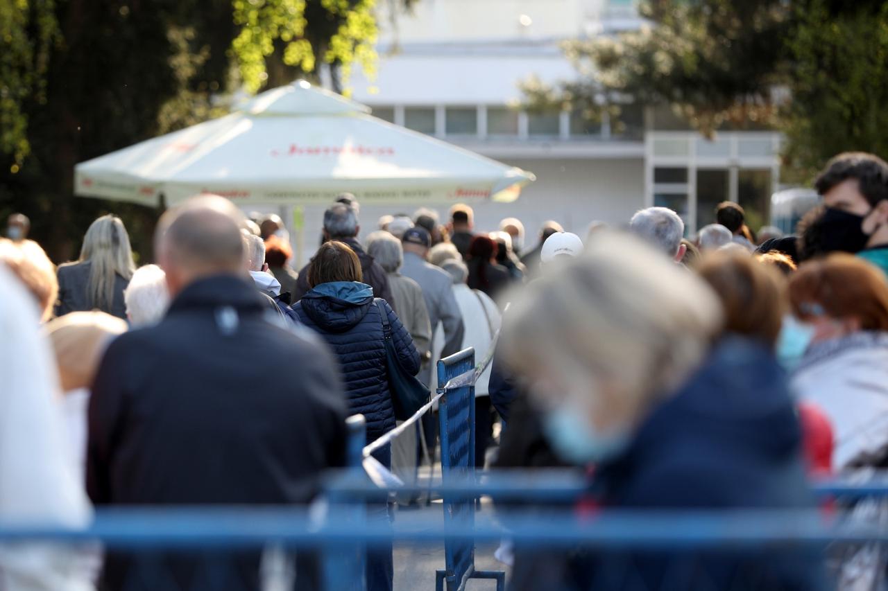 Zagreb: Građani čekaju u redu ispred Velesajma gdje je u tijeku masovno cijepljenje