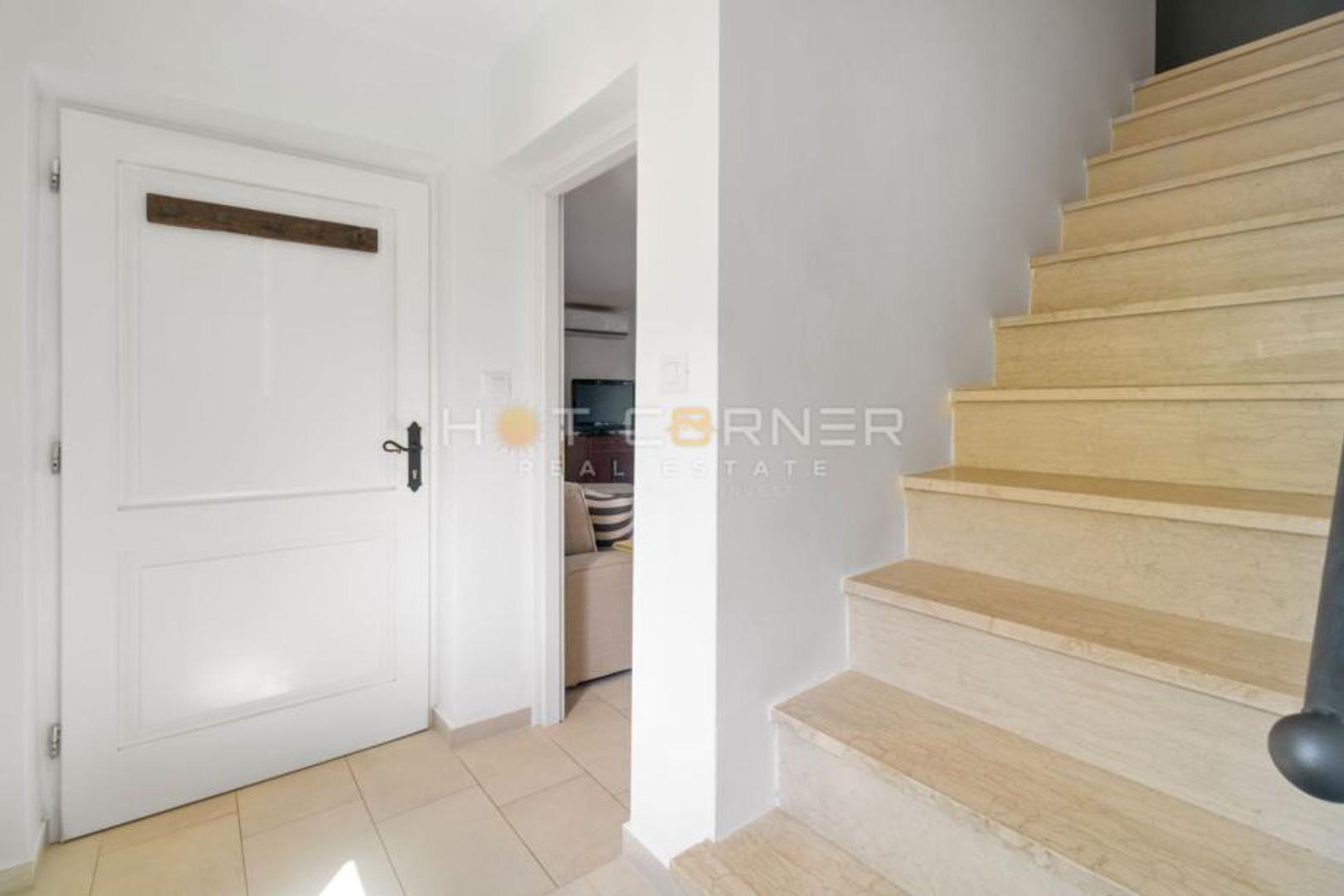 U stražnjem dijelu kuće također se nalazi uređena prostorija koja može poslužiti kao konoba ili pak kao dodatna spavaća soba za goste.

