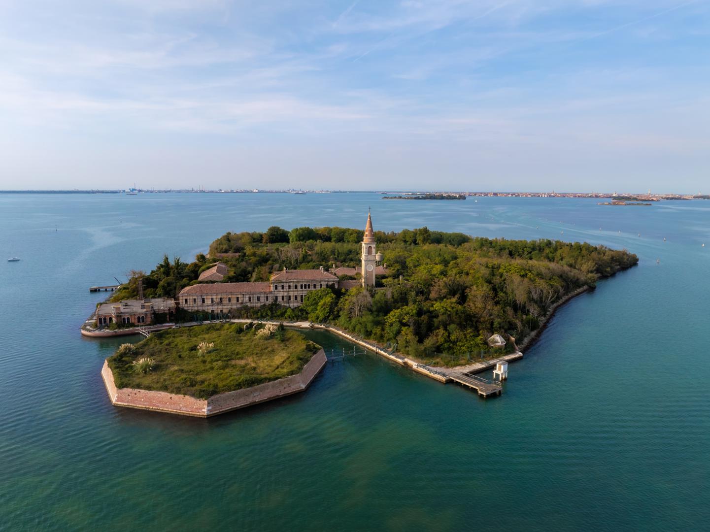 U Venecijanskoj laguni, otok Poveglia nosi mračnu i uznemirujuću povijest. Svoju zloglasnu reputaciju stekao je kao karantenska postaja za oboljele od kuge u 18. stoljeću, a vjeruje se da je na njemu trajno pokopano više od 160.000 ljudi. Kasnije, u 20. stoljeću, na otoku je otvorena psihijatrijska bolnica o kojoj kruže jezive legende o okrutnim eksperimentima na pacijentima. Danas je otok napušten i zarastao, a pristup mu je zabranjen, što hrani priče o njegovoj ukletoj prirodi i duhovima koji ga opsjedaju.