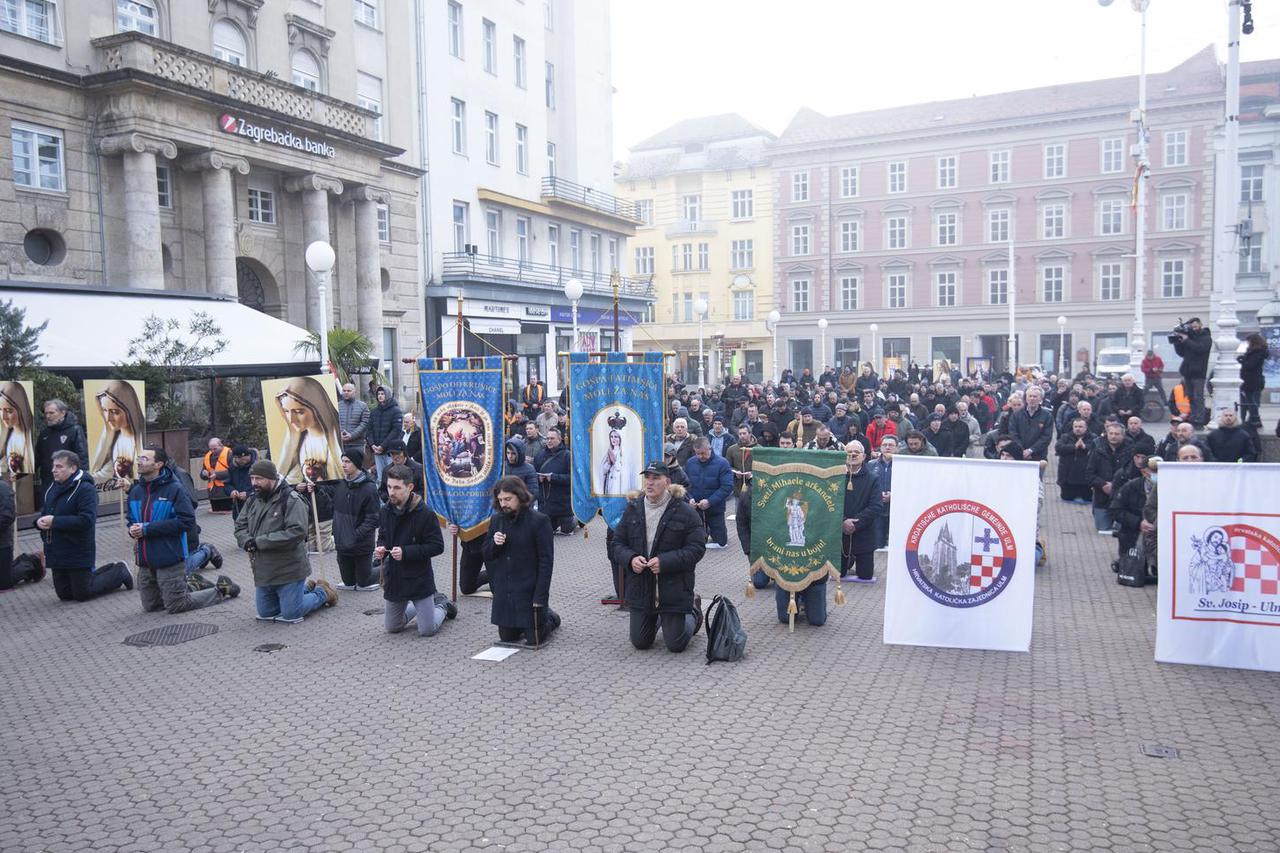 Zagreb: Muškarci na Trgu bana Josipa Jelačića mole krunicu