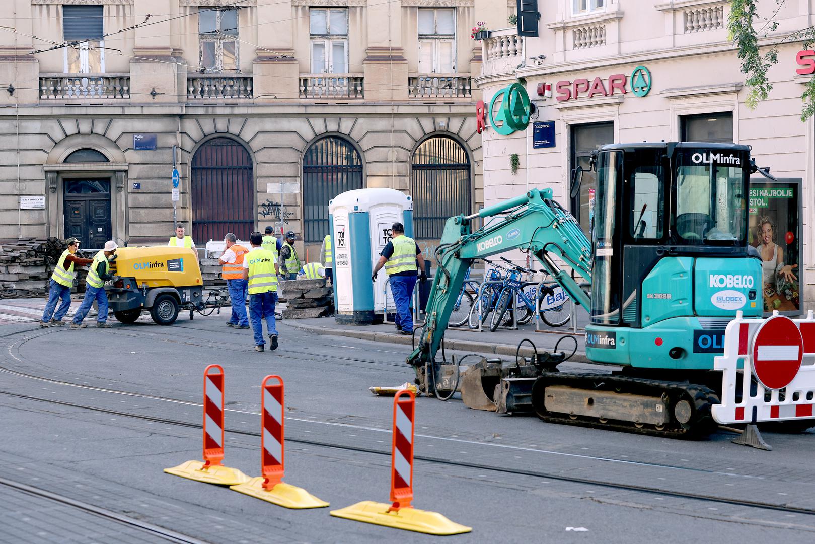 Radovi se nastavljaju, a u ZET–u u subotu popodne najavljuju obustavu tramvaja kroz uži centar. Razlog je, pak, postavljanje podzemnih spremnika u Ilici. 
