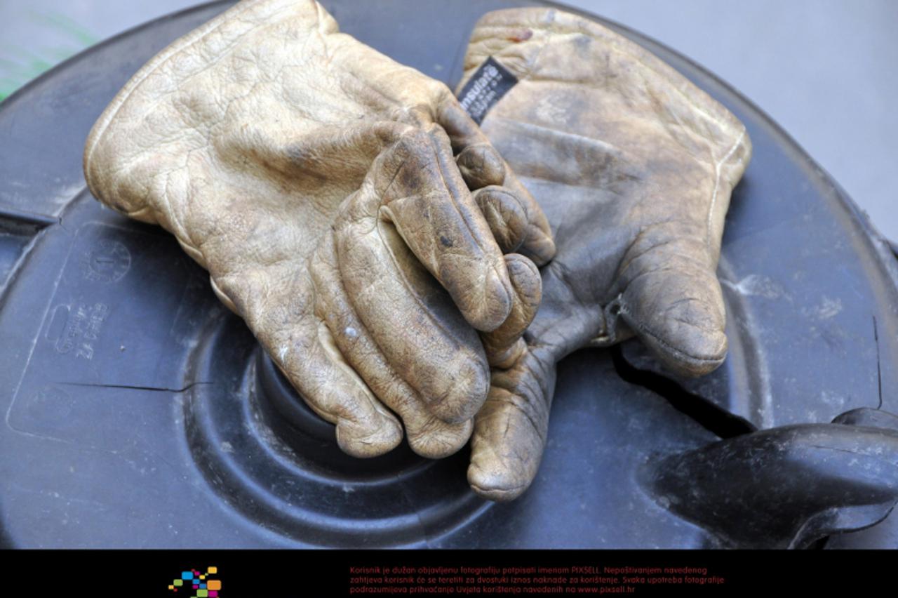 '30.01.2012., Pula - Rukavice komunalnog cistaca.  Photo: Dusko Marusic/PIXSELL'