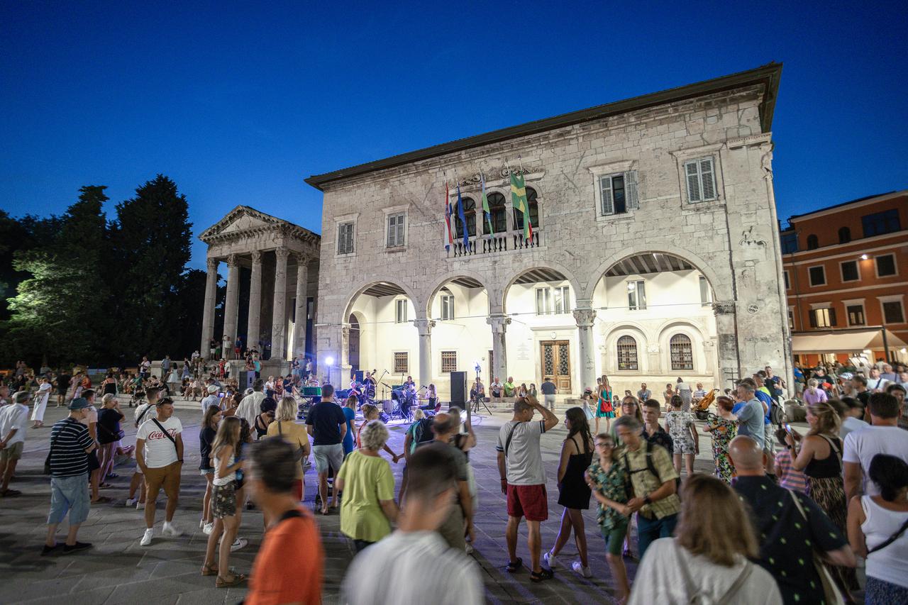 Pula je u kasnim noćnim satima puna turista 