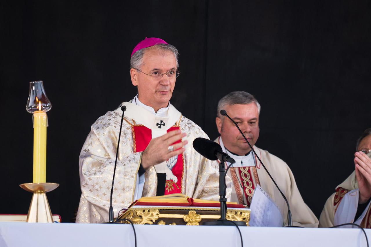 Zagreb: Dražen Kutleša predvodi  misu Svih svetih na Mirogoju 