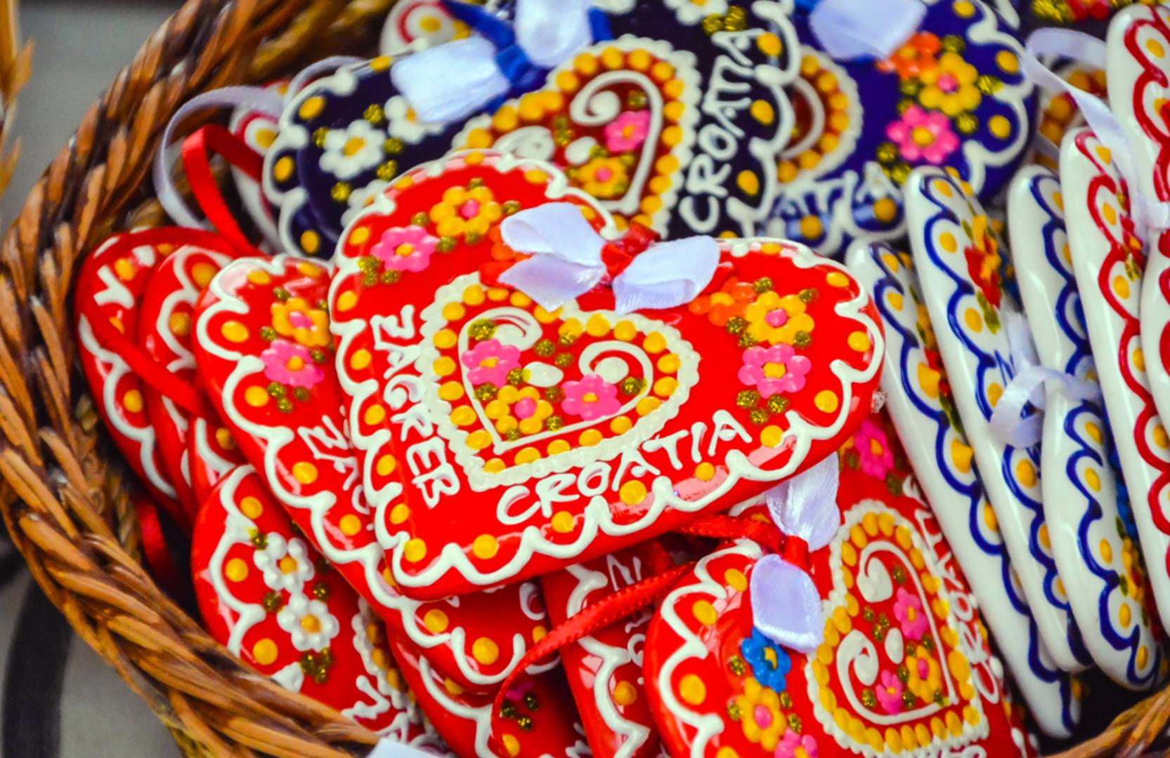 Licitarsko srce: Licitari su klasik koji odmah priziva advent, sajmove i djetinjstvo, a njihova srca izgledaju kao mali komad folklora. Najljepše je kad na srcu stoji ime, godina ili kratka poruka pa dar postane osoban. Može biti dekoracija na boru, uspomena na polici ili slatki detalj u blagdanskom paketu.