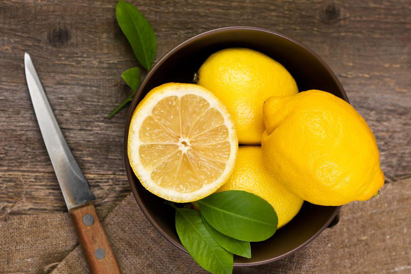 Limun – Vitamin C u citrusnom voću proizvodi kolagen koji pomaže u borbi protiv bora.