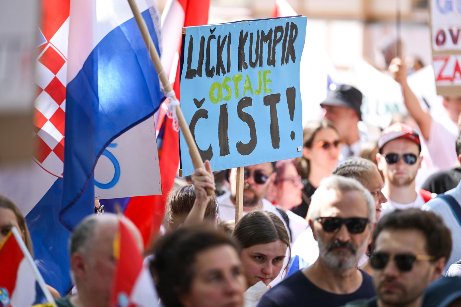 Na Trg bana Josipa Jelačića stigli su građani iz Like, ali i brojnih drugih dijelova Hrvatske, a među njima su se istaknuli transparenti kojima prosvjednici šalju poruke o odgovornosti, zaštiti okoliša i budućnosti zemlje.
