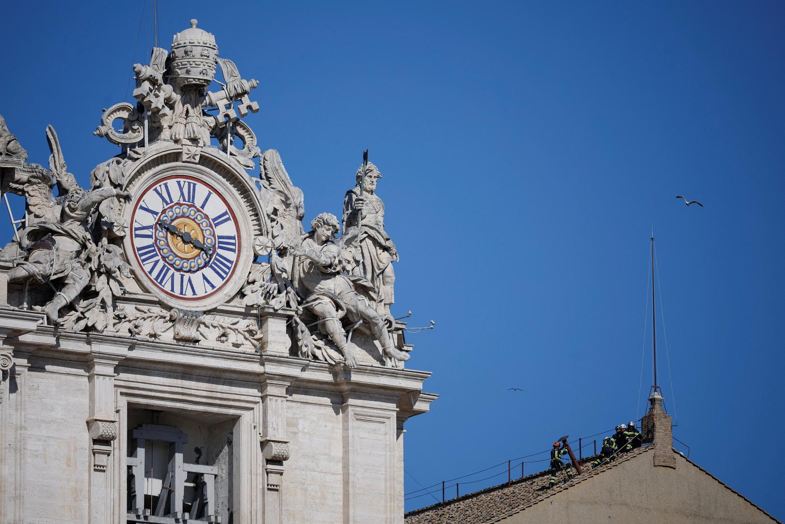 U Vatikanu su teku intenzivne  pripreme za konklavu kojom će se izabrati nasljednik pape Franje, a ključni korak bilo je postavljanje dimnjaka na krovu Sikstinske kapele.