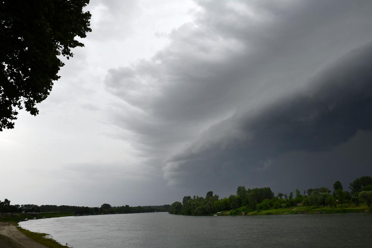 Slavonski Brod: Tamni olujni oblaci najavljuju naglu promjenu vremena