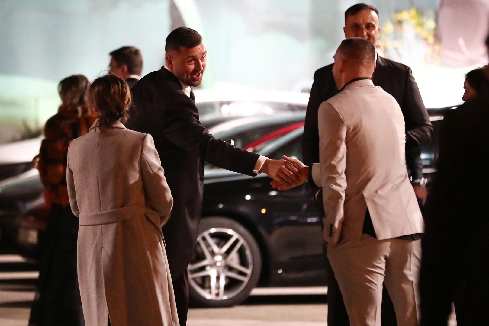  Svadba će biti održana u Zagrebu, a odjenut će vjenčanicu njezine prijateljice i dizajnerice Aleksandre Dojčinović. Bit će to predivno vjenčanje, a neobično po tome što je upravo zakazano za doček Nove godine.